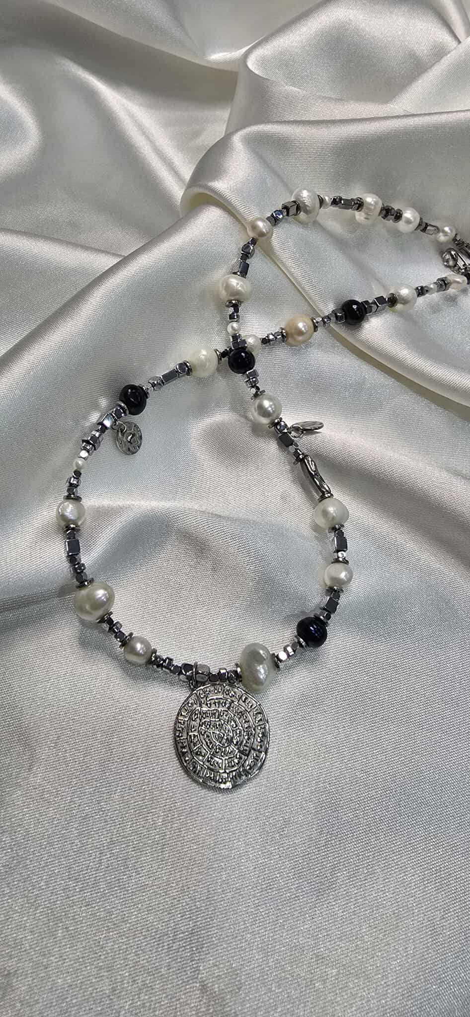 Náhrdelník z bielych a čiernych perál s diskom z Faistos