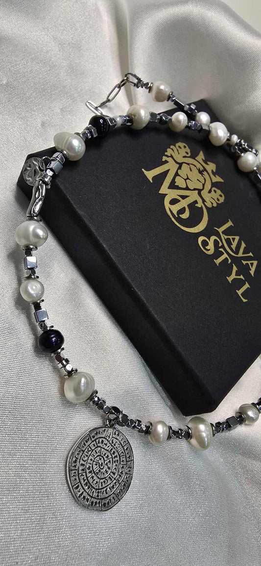 Náhrdelník z bielych a čiernych perál s diskom z Faistos